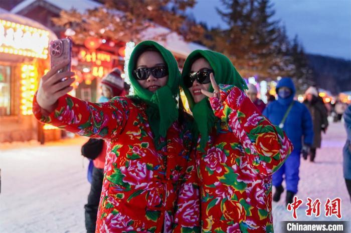 中国雪乡旅拍火热：三步一“公主”五步一“翠花”