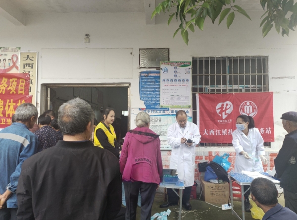 大西江镇民政社工携手卫生院 为农村老人送健康第2张