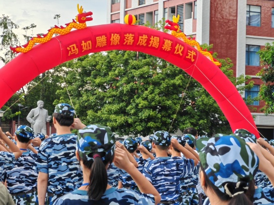 恩平黄岗实验中学矗立冯如石雕像  逾千学子庄严宣誓传承精神