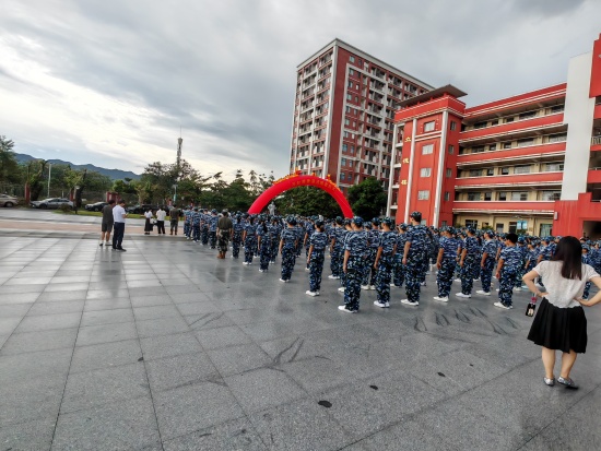 恩平黄岗实验中学矗立冯如石雕像  逾千学子庄严宣誓传承精神第3张