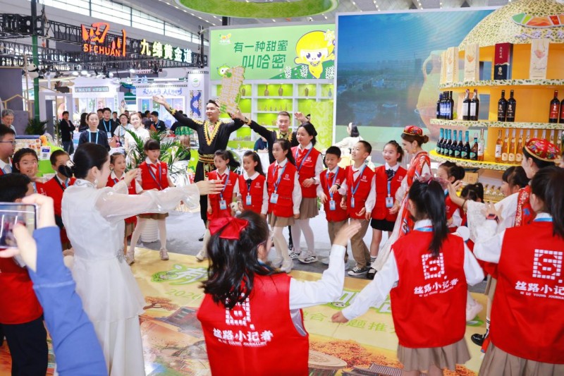 丝路小记者闪耀2026西安丝路旅博会 沉浸式研学传承丝路文明第3张