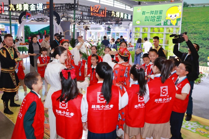 丝路小记者闪耀2026西安丝路旅博会 沉浸式研学传承丝路文明第4张