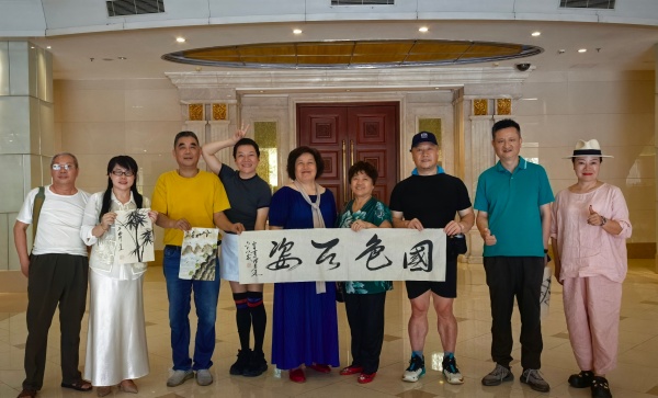 公益义教进中山：李建辉博士携书画家陈惠莲夫妇为志愿者传授书画技艺
